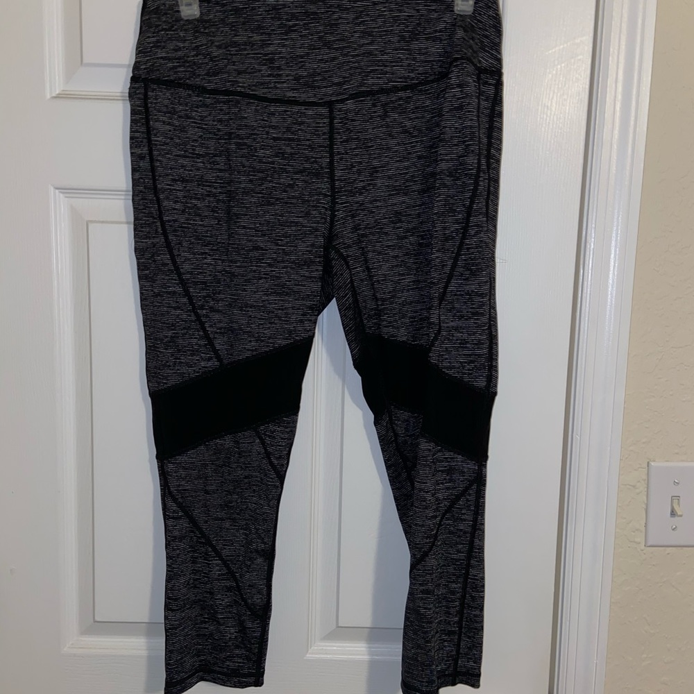 Torrid cropped active leggings size 2
